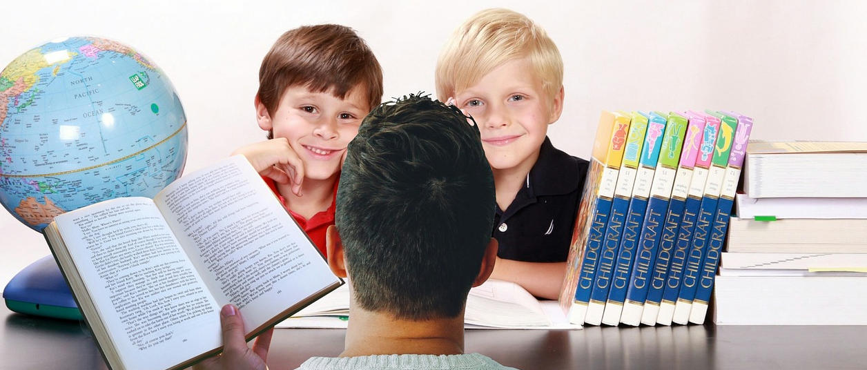 Ambiente de estudo e explicações organizado