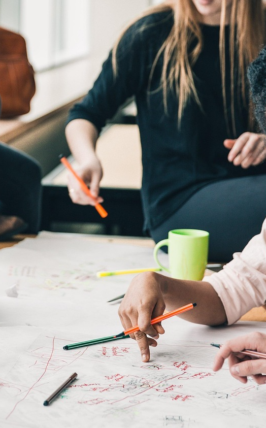 Explicador a dar aula e a gerir alunos no tablet