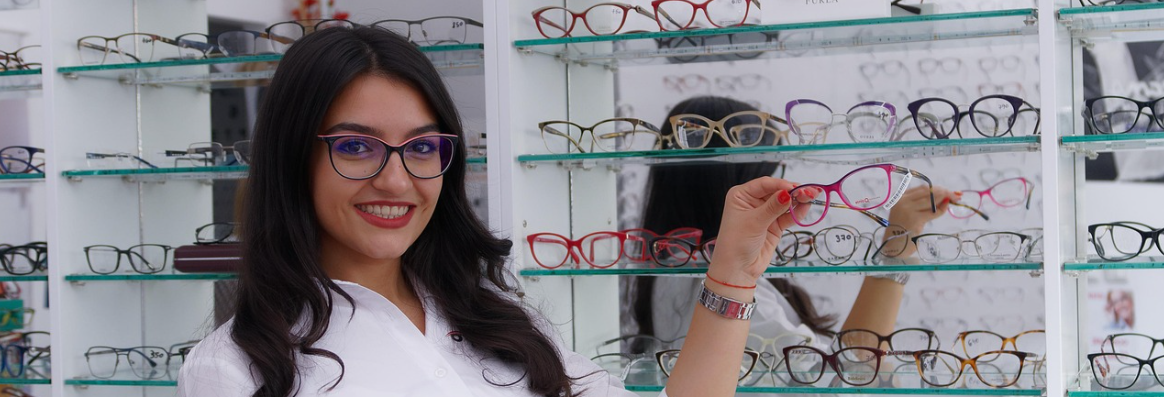 Equipamento de oftalmologia moderno e ambiente de clínica